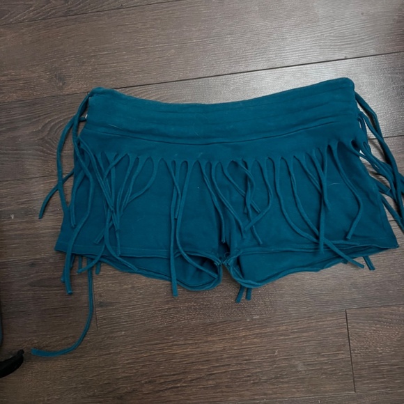 Fringe booty Shorts - Picture 2 of 3
